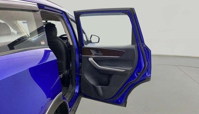 2022 Mahindra XUV700 AX 3 P MT 5 STR, Petrol, Manual, 29,390 km, RHS Rear Door
