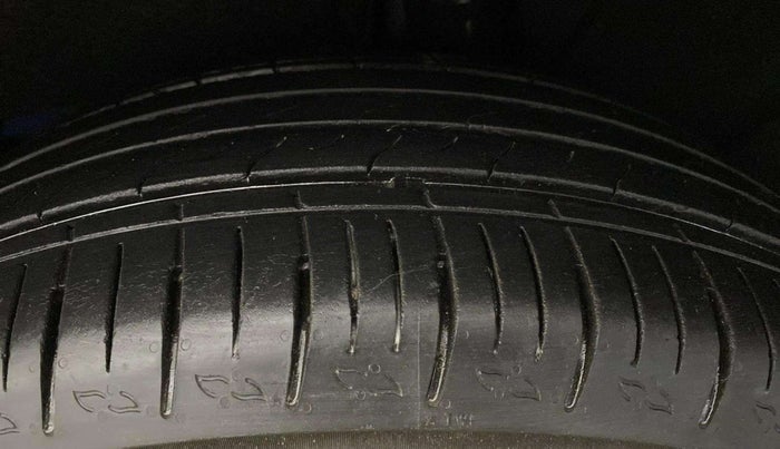2022 Mahindra XUV700 AX 3 P MT 5 STR, Petrol, Manual, 29,390 km, Left Rear Tyre Tread