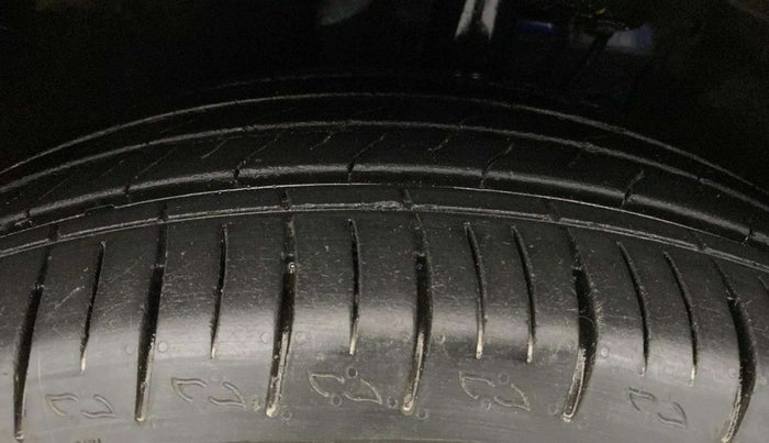 2022 Mahindra XUV700 AX 3 P MT 5 STR, Petrol, Manual, 29,390 km, Left Front Tyre Tread
