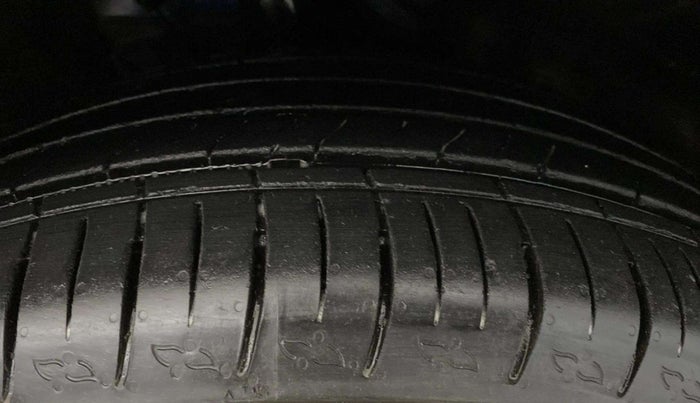 2022 Mahindra XUV700 AX 3 P MT 5 STR, Petrol, Manual, 29,390 km, Right Front Tyre Tread