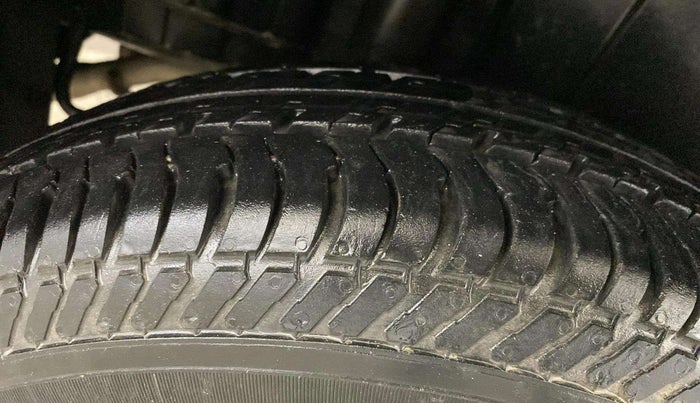 2017 Maruti Swift LXI (O), Petrol, Manual, 55,158 km, Right Rear Tyre Tread
