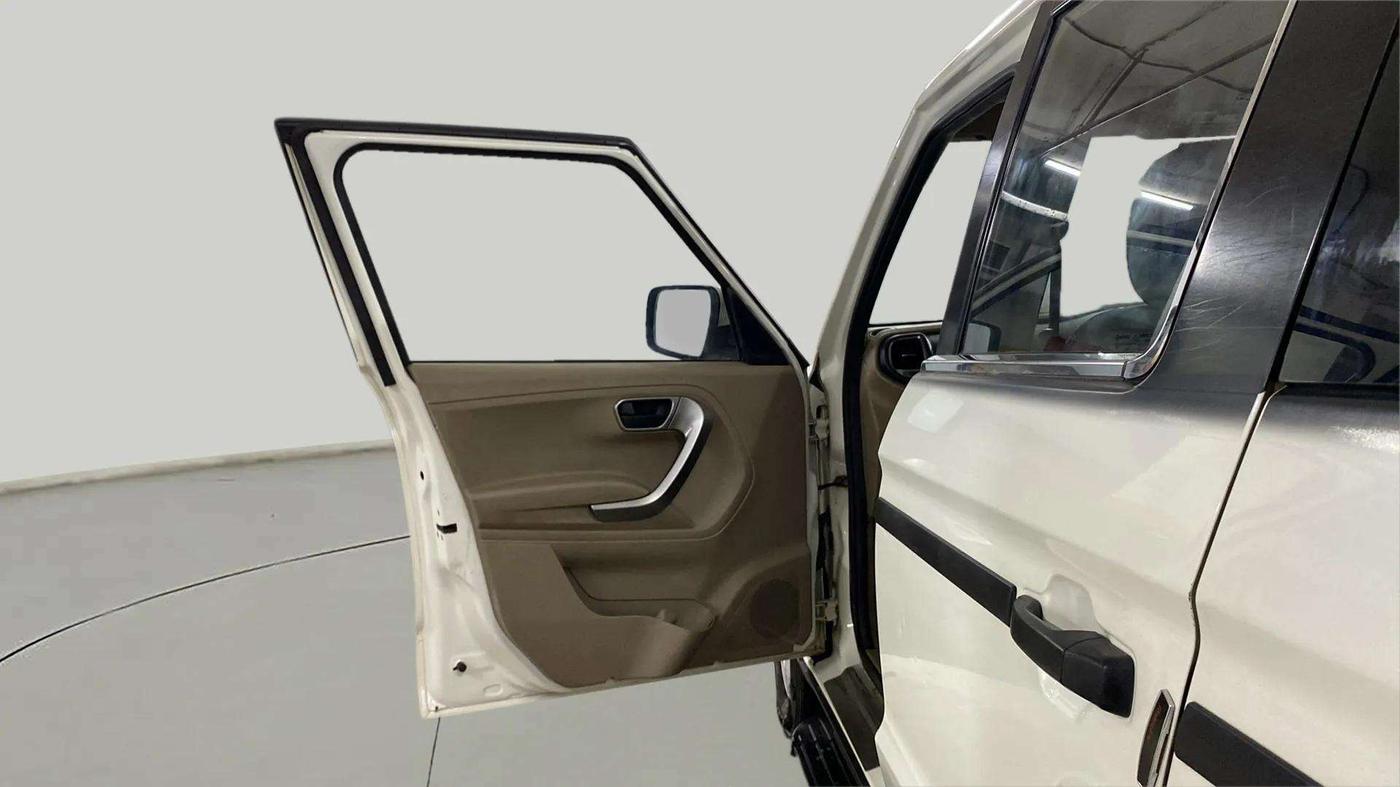 2022 Mahindra BOLERO NEO N10 R, Diesel, Manual, 74,357 km, LHS Front Door