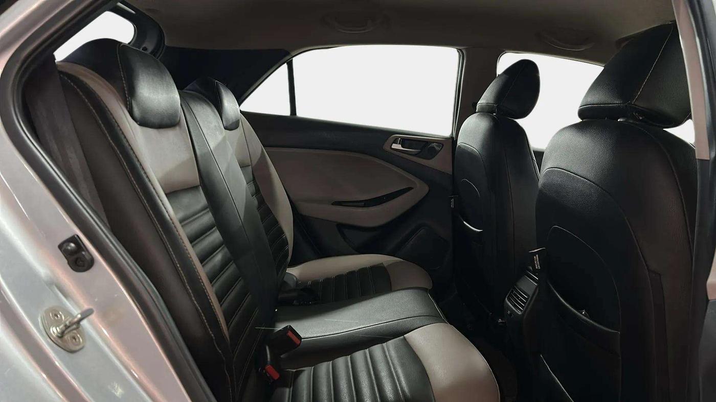 2019 Hyundai Elite i20 SPORTZ PLUS 1.2, Petrol, Manual, 22,654 km, Right Side Rear Door Cabin