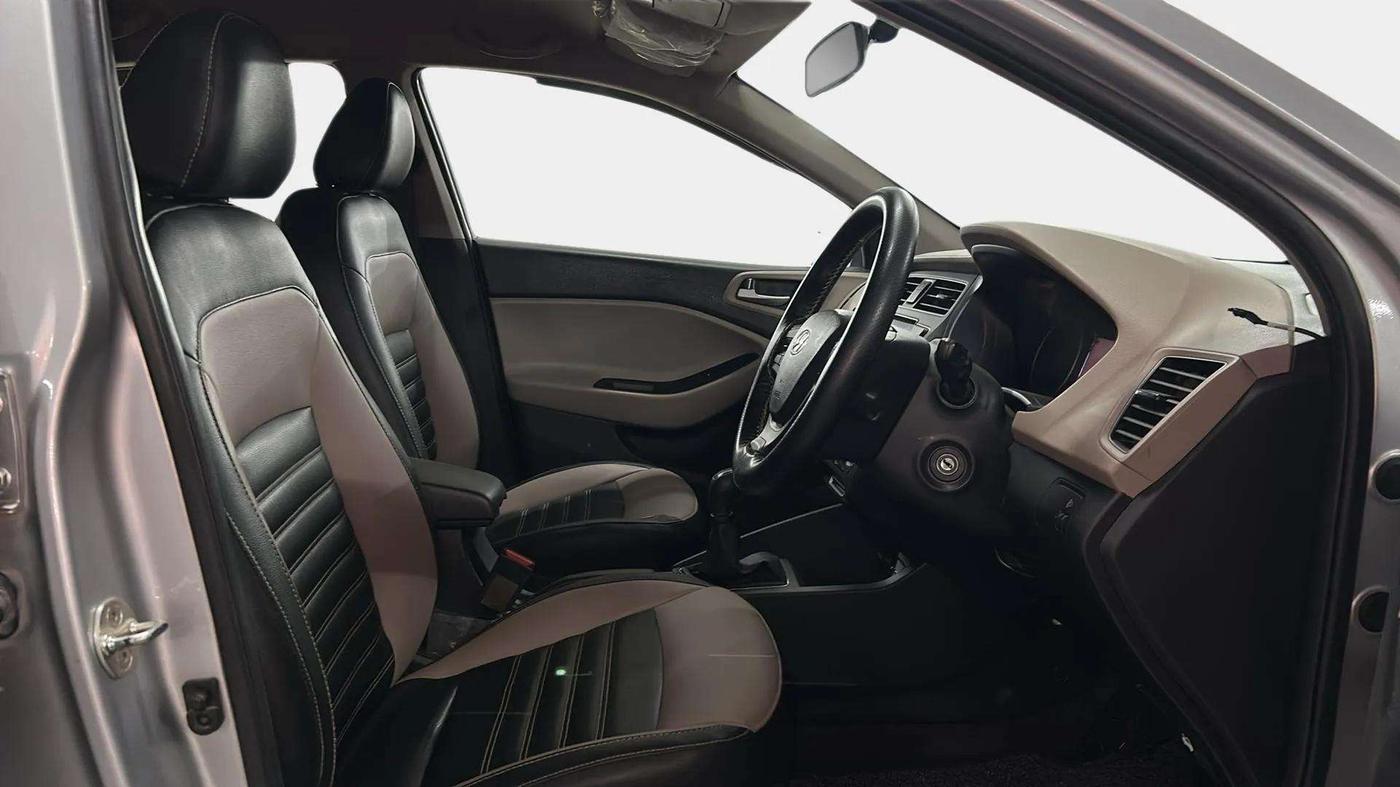 2019 Hyundai Elite i20 SPORTZ PLUS 1.2, Petrol, Manual, 22,654 km, Right Side Front Door Cabin