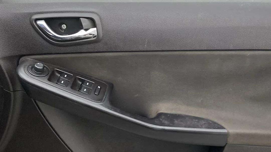 2015 Tata Bolt XT REVOTRON, Petrol, Manual, 99,792 km, Driver Side Door Panels Control