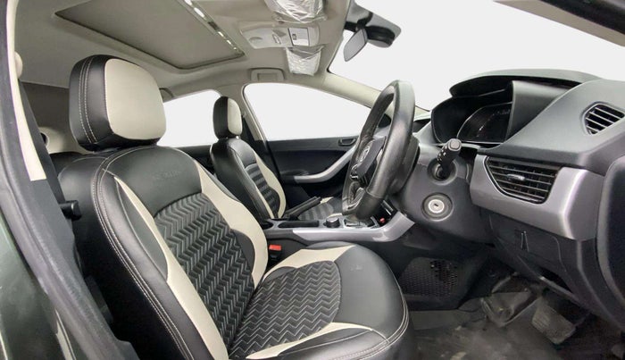 2022 Tata NEXON XMA SUNROOF DIESEL, Diesel, Automatic, 58,919 km, Right Side Front Door Cabin