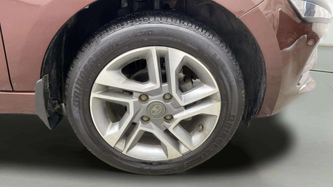 2023 Tata TIGOR XZA PLUS LEATHERETTE, Petrol, Automatic, 18,352 km, Right Front Wheel