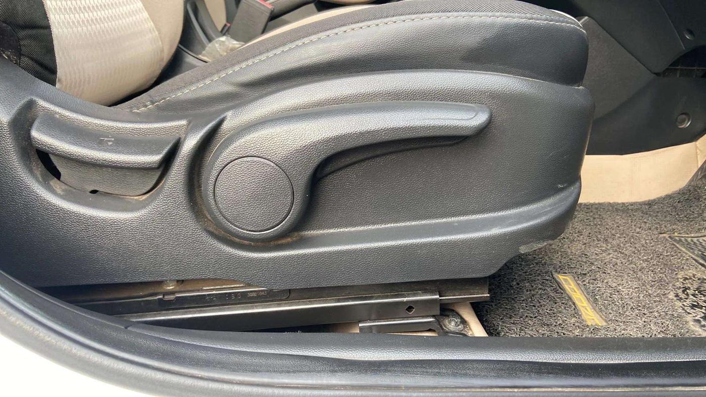 2019 Hyundai Elite i20 SPORTZ PLUS 1.2, Petrol, Manual, 79,276 km, Driver Side Adjustment Panel