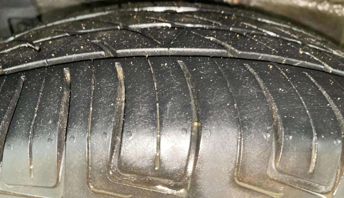 2018 Maruti Ciaz ALPHA DIESEL 1.3, Diesel, Manual, 97,722 km, Left Front Tyre Tread