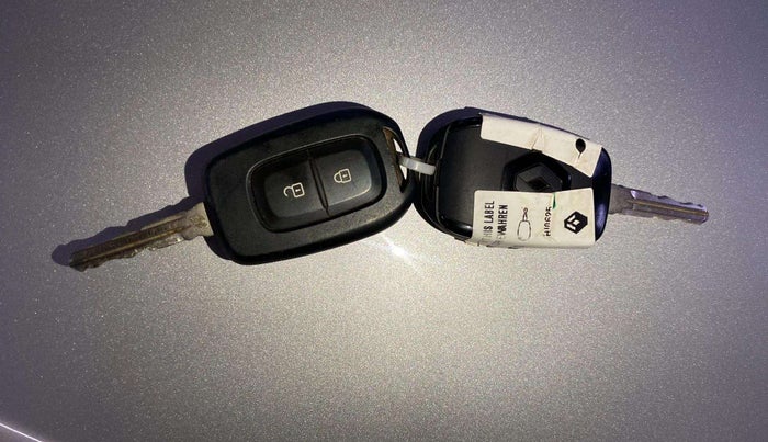 2022 Renault TRIBER RXL MT, Petrol, Manual, 11,341 km, Key Close Up