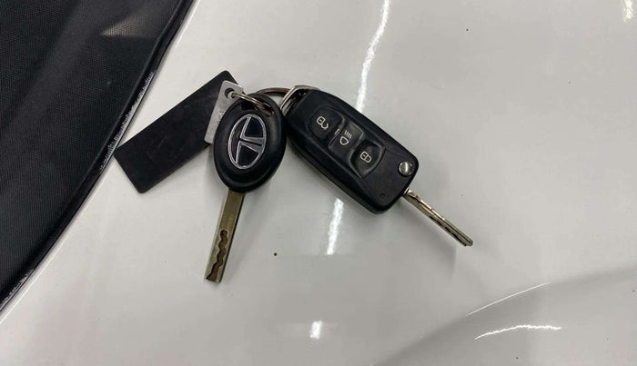 2017 Tata NEXON XM DIESEL, Diesel, Manual, 66,617 km, Key Close Up