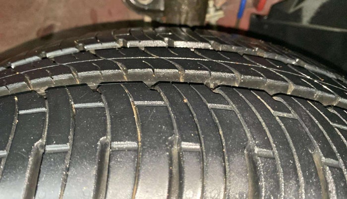 2016 Mahindra Kuv100 K6 6 STR, Petrol, Manual, 45,943 km, Right Front Tyre Tread