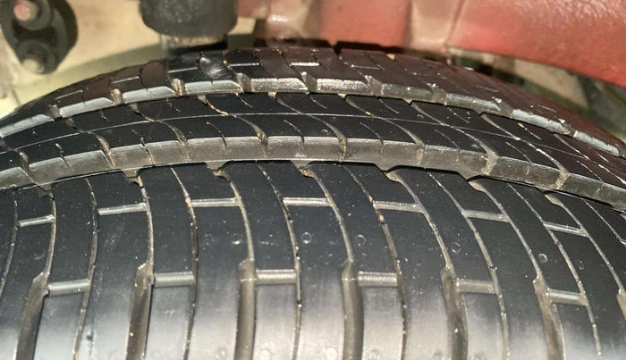 2016 Mahindra Kuv100 K6 6 STR, Petrol, Manual, 45,943 km, Right Rear Tyre Tread