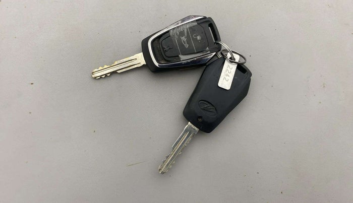 2016 Mahindra Kuv100 K6 6 STR, Petrol, Manual, 45,943 km, Key Close Up