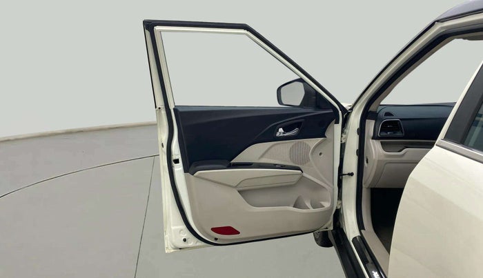 2021 Mahindra XUV300 W8 (O) 1.2 PETROL AMT DUAL TONE, Petrol, Automatic, 38,816 km, LHS Front Door