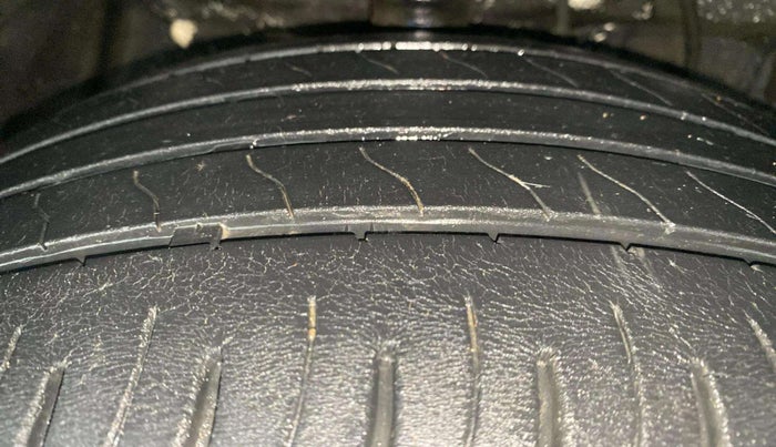 2021 Mahindra XUV300 W8 (O) 1.2 PETROL AMT DUAL TONE, Petrol, Automatic, 38,816 km, Right Front Tyre Tread