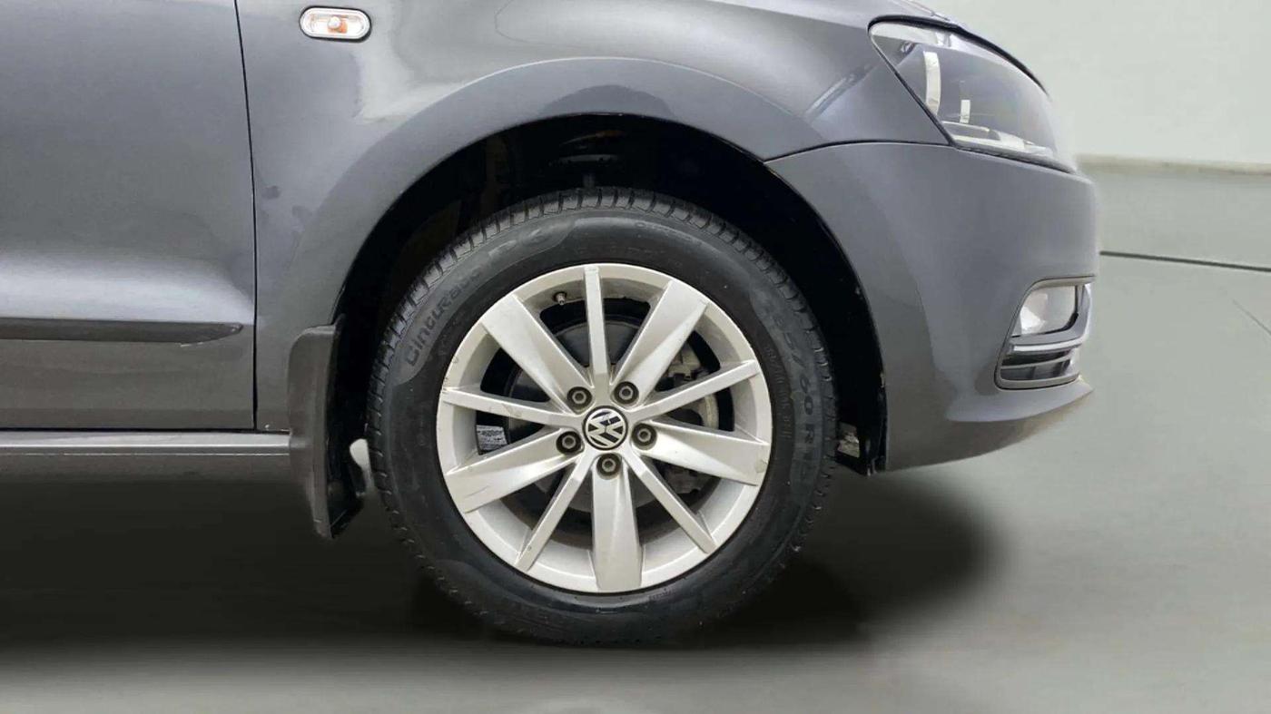 2014 Volkswagen Polo HIGHLINE1.2L, Petrol, Manual, 43,674 km, Right Front Wheel