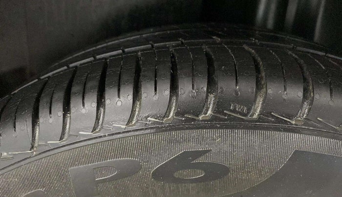 2014 Volkswagen Polo HIGHLINE1.2L, Petrol, Manual, 43,674 km, Left Rear Tyre Tread