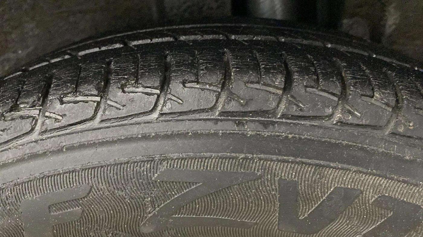 2014 Maruti Ertiga VXI, Petrol, Manual, 37,194 km, Left Rear Tyre Tread