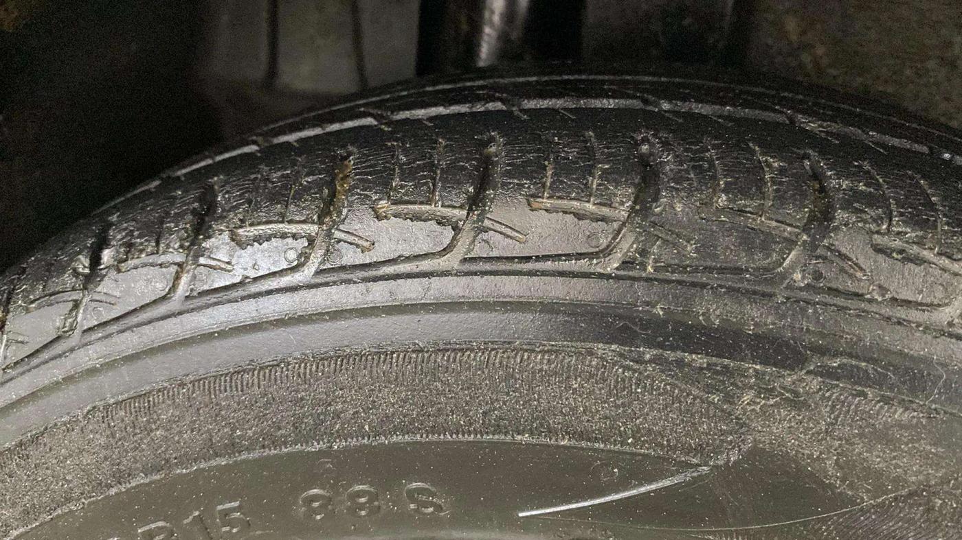 2014 Maruti Ertiga VXI, Petrol, Manual, 37,194 km, Right Rear Tyre Tread