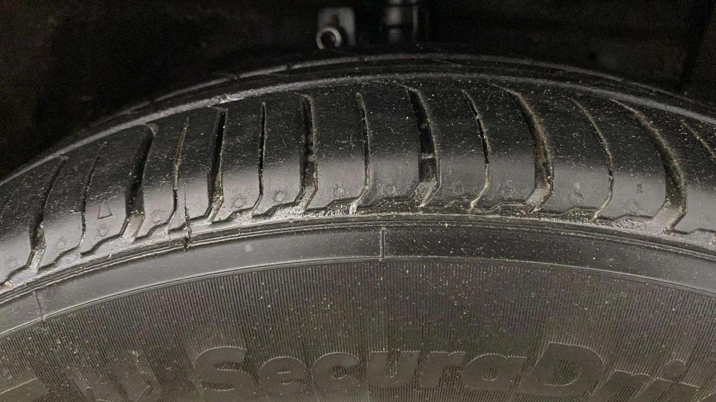 2014 Maruti Ertiga VXI, Petrol, Manual, 37,194 km, Right Front Tyre Tread