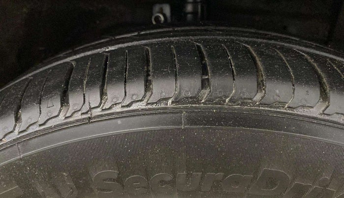 2014 Maruti Ertiga VXI, Petrol, Manual, 37,194 km, Right Front Tyre Tread