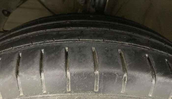 2022 Maruti Dzire ZXI CNG, CNG, Manual, 63,218 km, Left Front Tyre Tread
