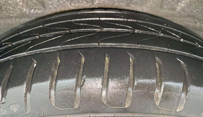 2013 Hyundai i20 MAGNA (O) 1.4 CRDI, Diesel, Manual, 1,46,949 km, Right Rear Tyre Tread