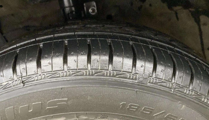 2015 Maruti Ciaz ZXI, Petrol, Manual, 52,414 km, Left Rear Tyre Tread