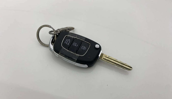 2021 Hyundai VENUE S 1.2, Petrol, Manual, 50,379 km, Key Close Up
