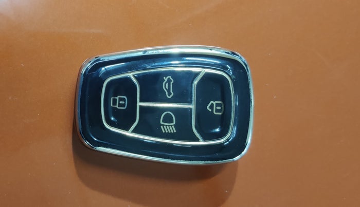 2020 Tata NEXON XZ PLUS (O) PETROL DUAL TONE, Petrol, Manual, 57,579 km, Key Close Up