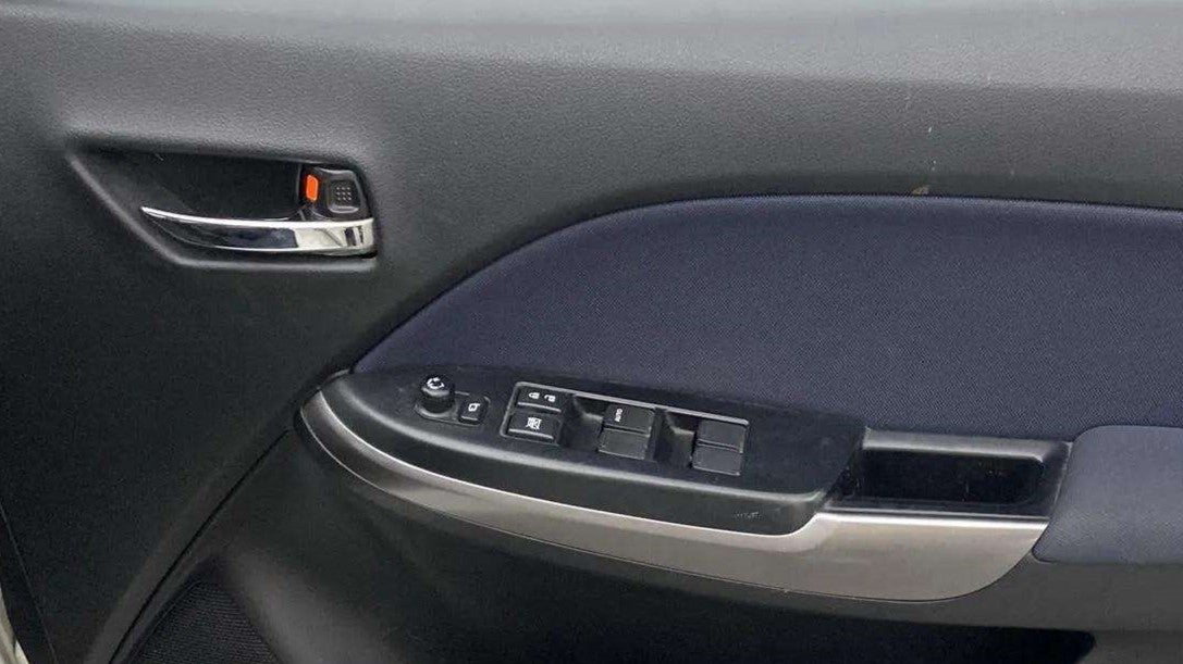 Driver-side-door-panel-control-39