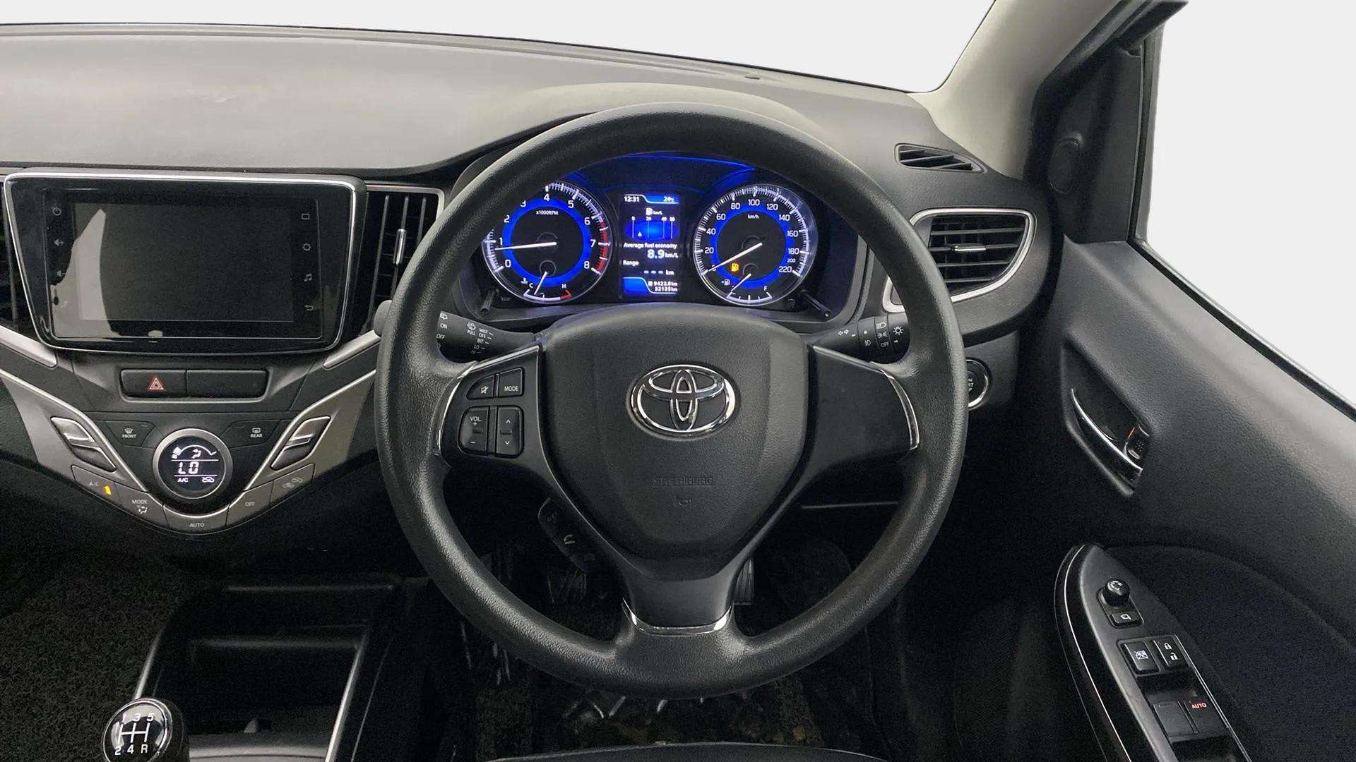 Steering-wheel-close-up-29
