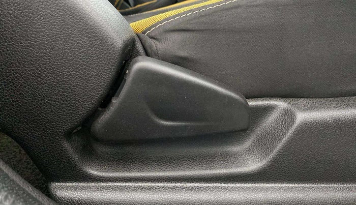 2022 Renault Kwid CLIMBER MT 1.0, Petrol, Manual, 29,438 km, Driver Side Adjustment Panel