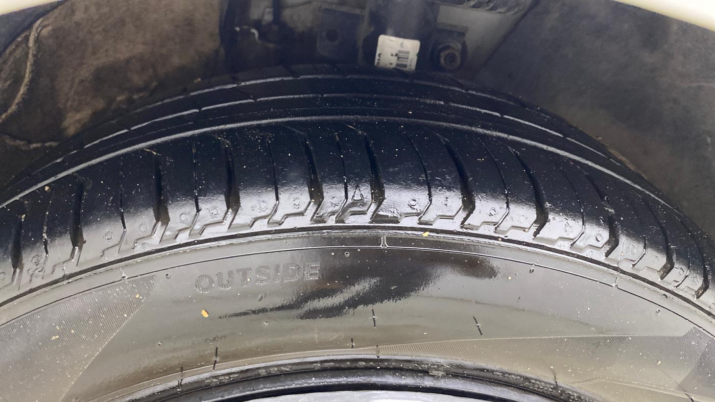 2019 Volkswagen Polo COMFORTLINE 1.0L MPI, Petrol, Manual, 34,779 km, Right Front Tyre Tread