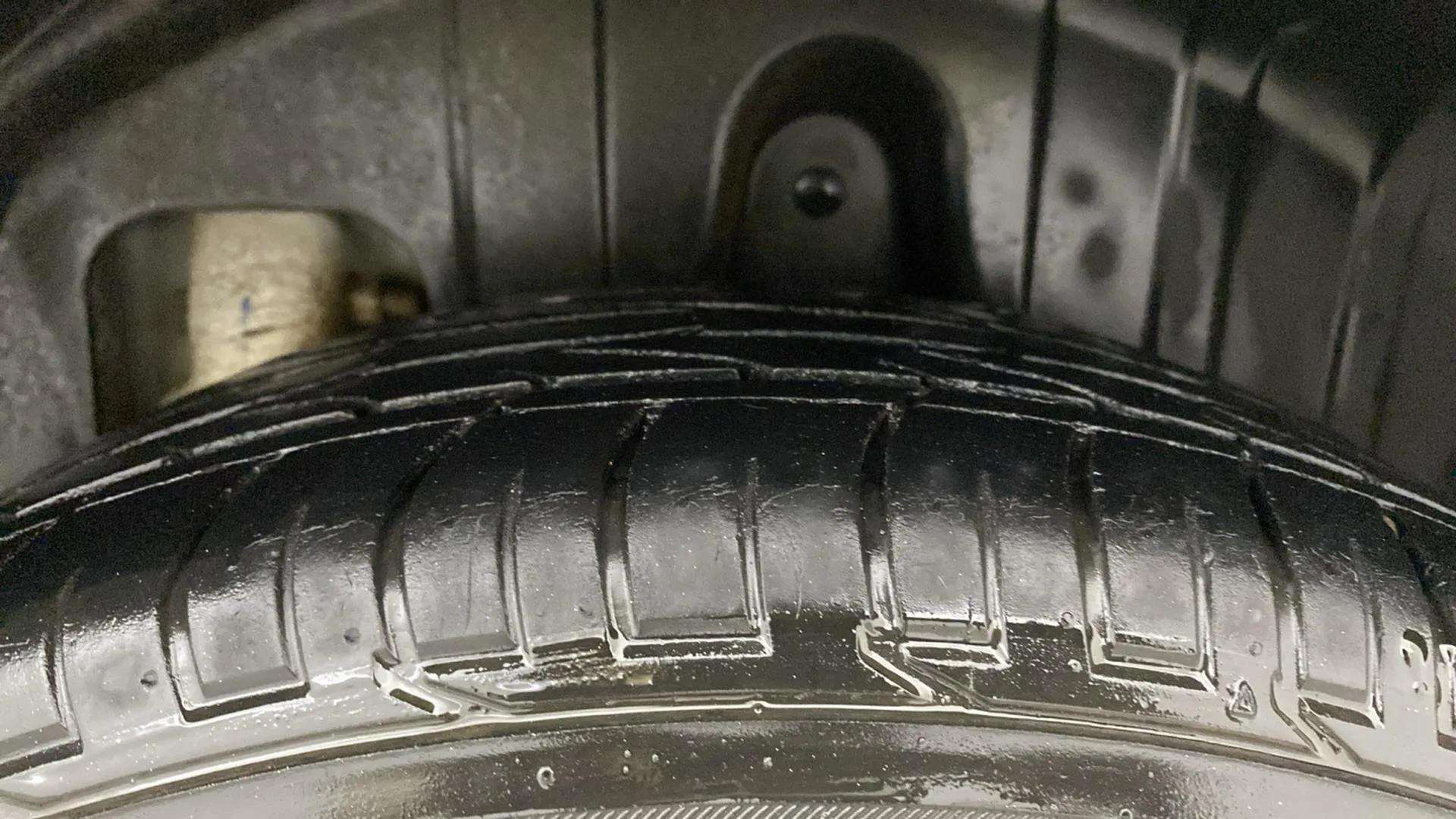 LHS-Rear-Tyre-Tread-21