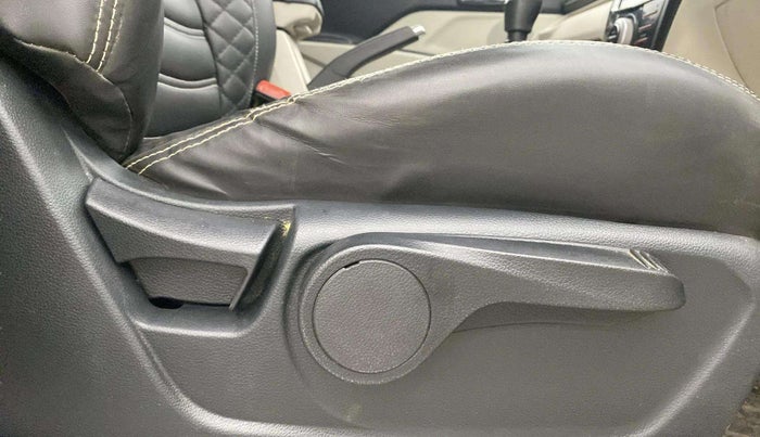 2023 Mahindra XUV300 W8 1.5 DIESEL, Diesel, Manual, 40,240 km, Driver Side Adjustment Panel