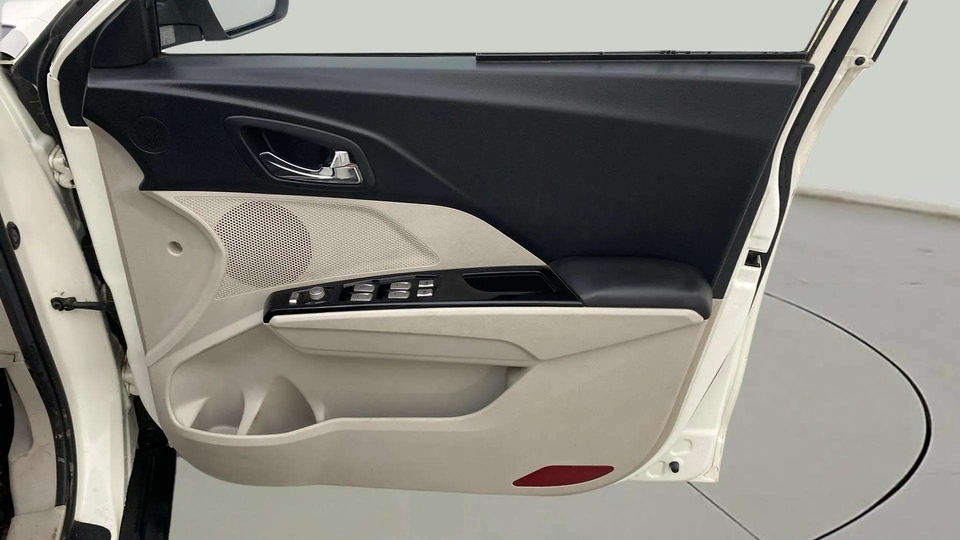 Driver-side-door-panel-control-39