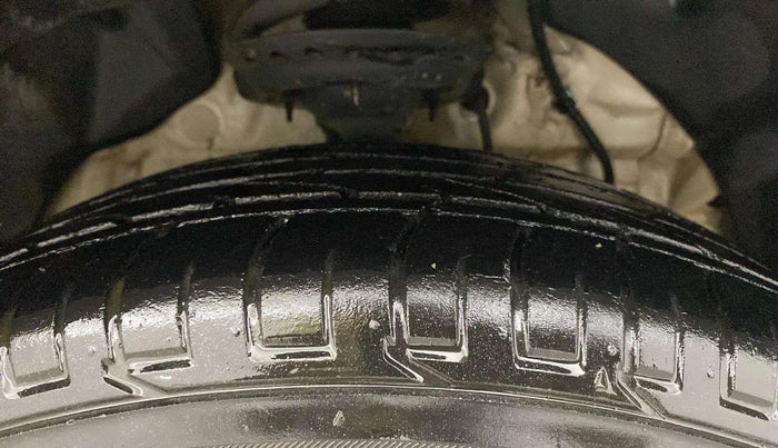2023 Mahindra XUV300 W8 1.5 DIESEL, Diesel, Manual, 40,240 km, Right Front Tyre Tread