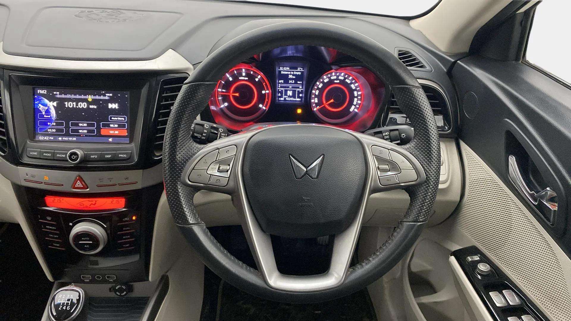 Steering-wheel-close-up-29