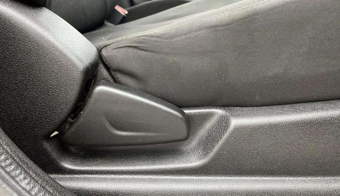 2022 Renault Kwid RXT 1.0, Petrol, Manual, 22,939 km, Driver Side Adjustment Panel