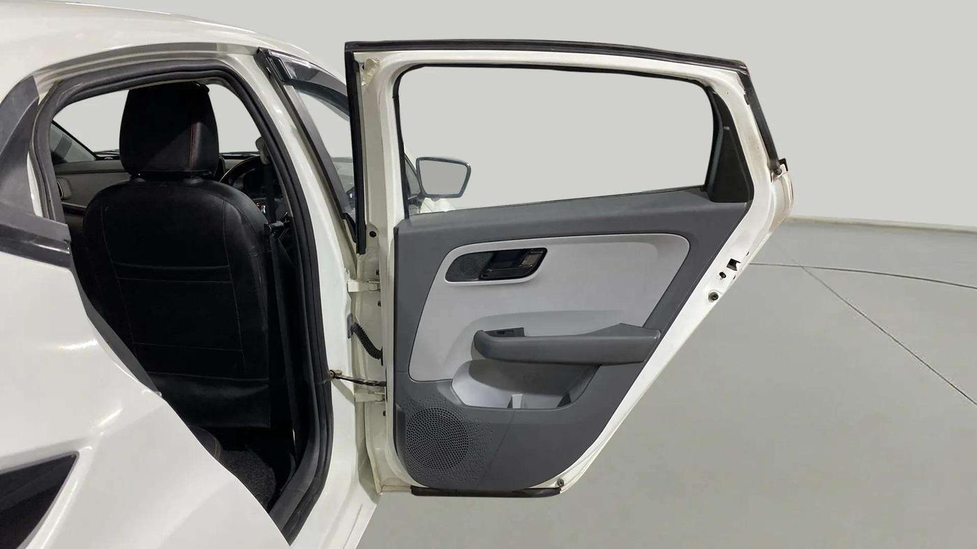 2021 Tata ALTROZ XT PETROL, CNG, Manual, 37,913 km, RHS Rear Door