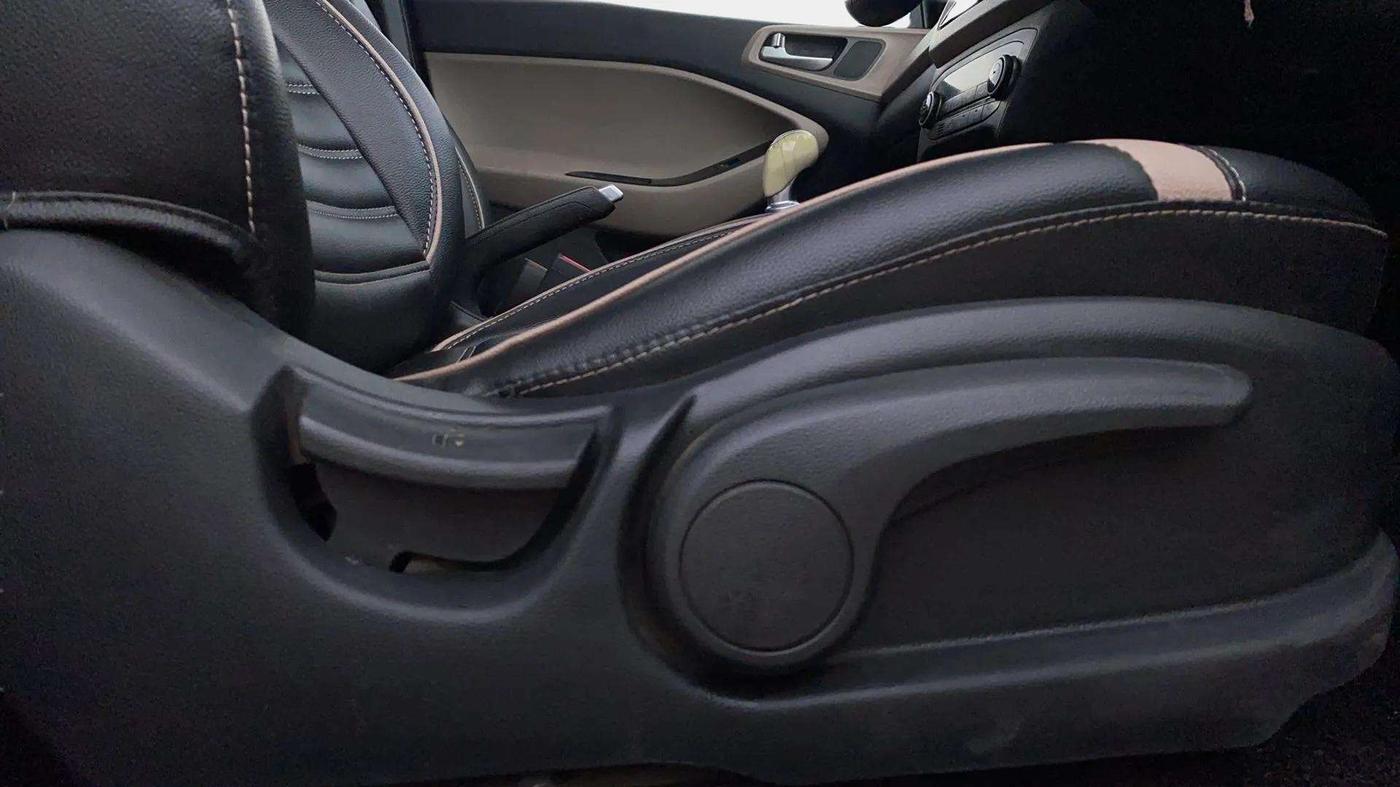 2014 Hyundai i20 ASTA 1.2, Petrol, Manual, 1,21,057 km, Driver Side Adjustment Panel