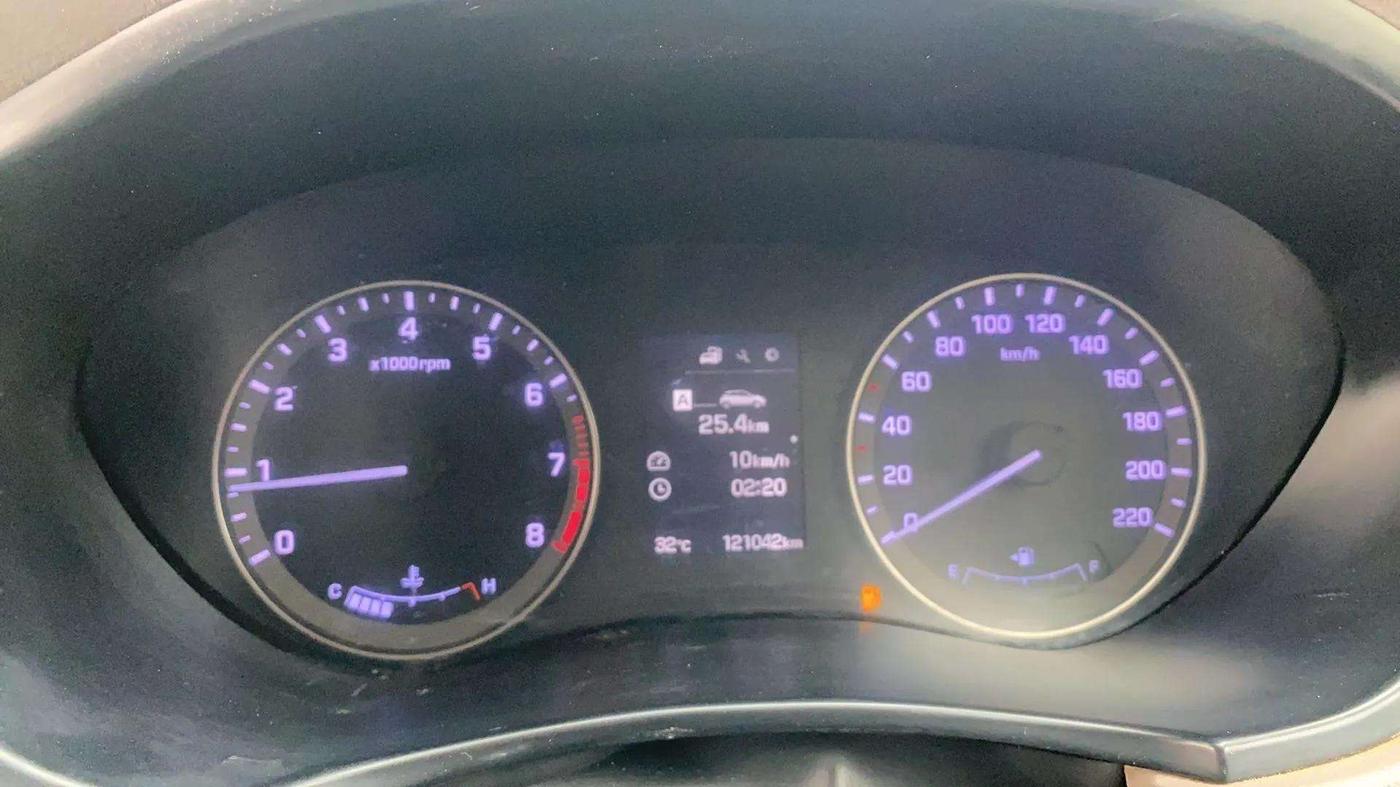 2014 Hyundai i20 ASTA 1.2, Petrol, Manual, 1,21,057 km, Odometer Image