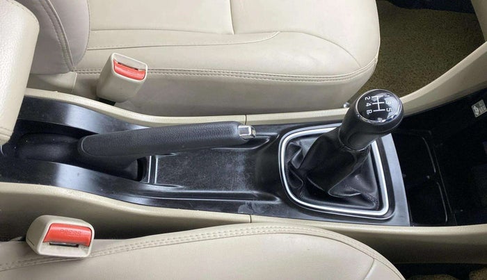 2016 Maruti Ciaz ZXI+, Petrol, Manual, 1,18,282 km, Gear Lever