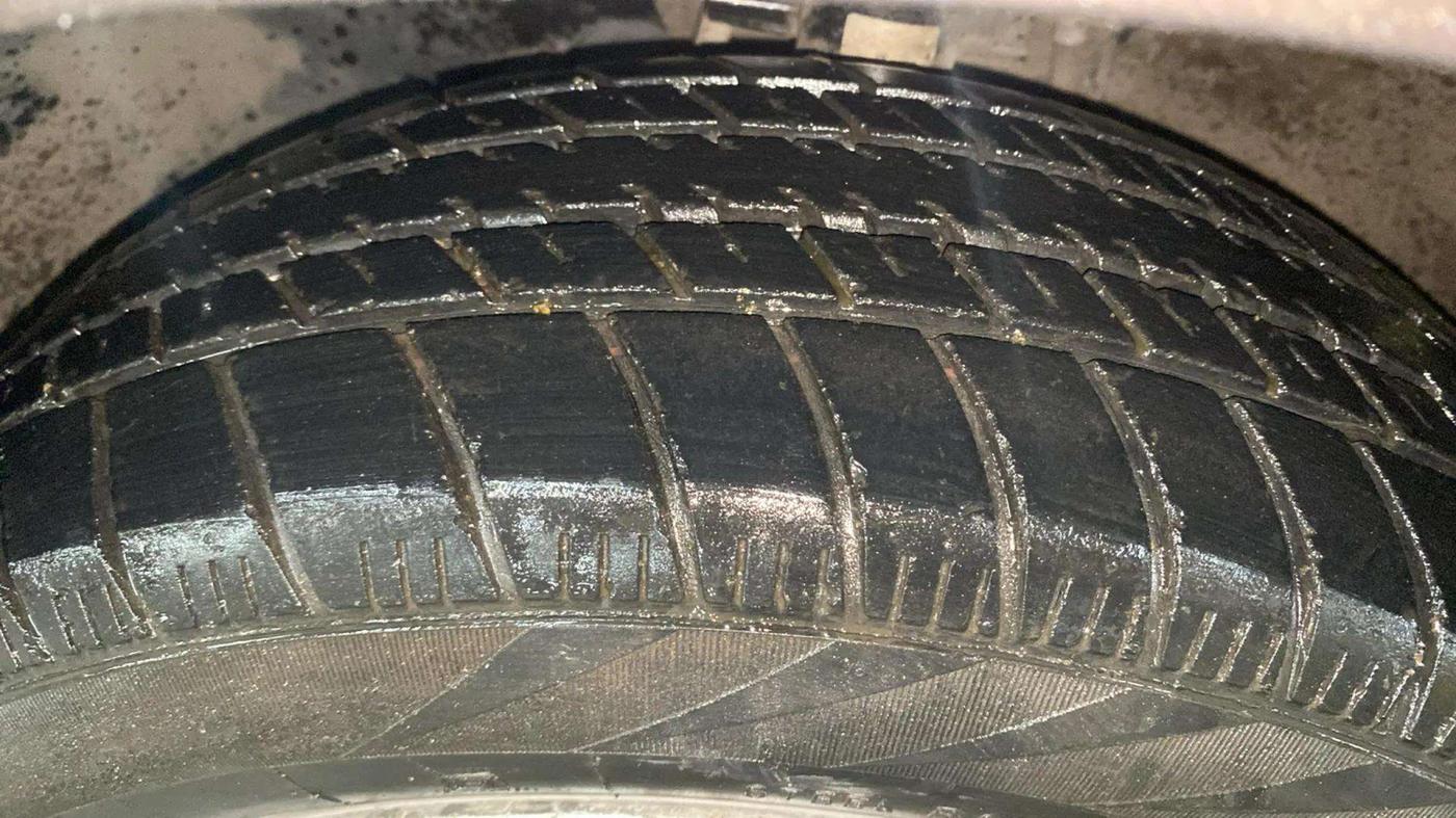 2017 Volkswagen Vento HIGHLINE PLUS 1.2 AT 16 ALLOY, Petrol, Automatic, 40,549 km, Left Front Tyre Tread
