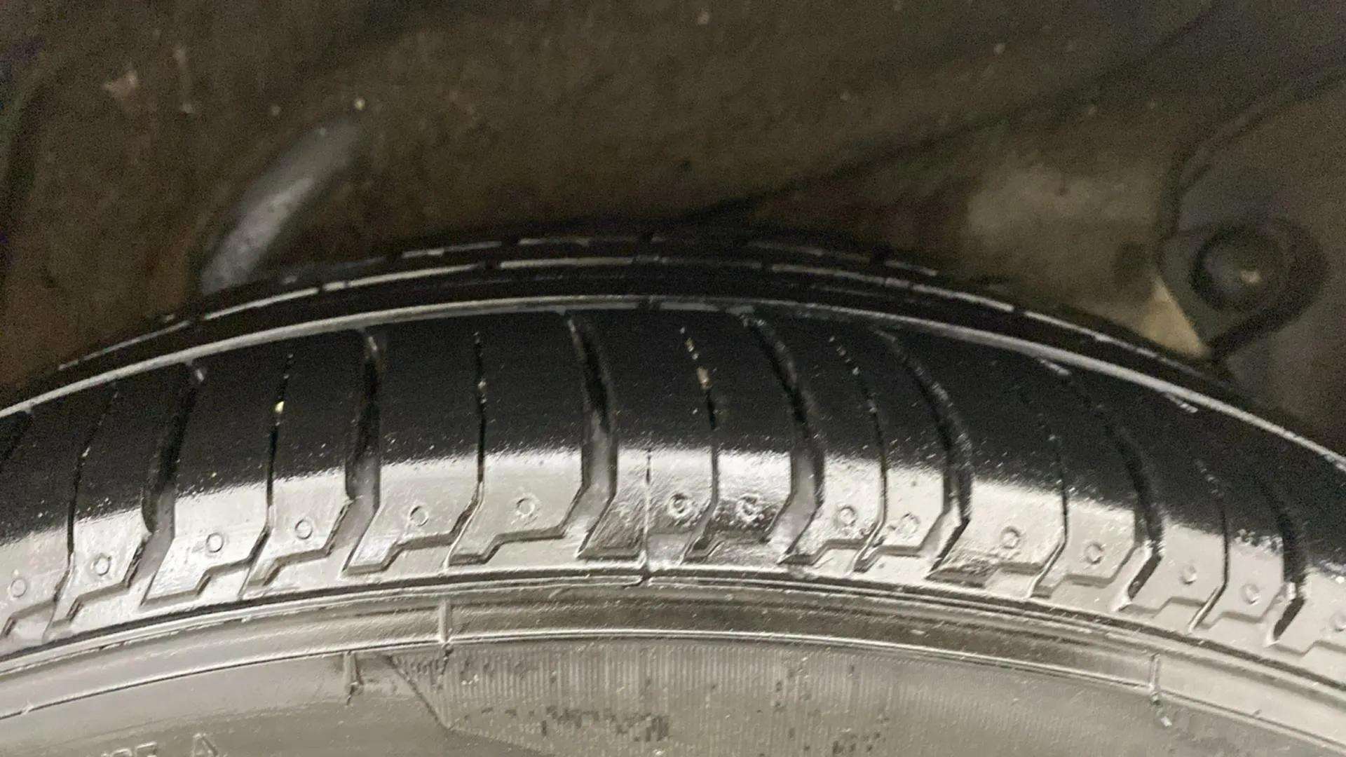 LHS-Rear-Tyre-Tread-21