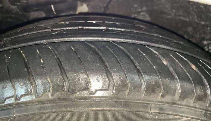 2013 Hyundai Verna FLUIDIC 1.6 VTVT SX, Petrol, Manual, 83,079 km, Left Front Tyre Tread
