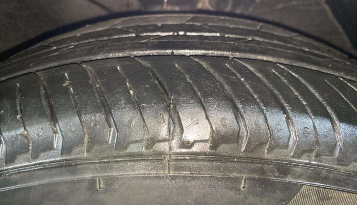 2013 Hyundai Verna FLUIDIC 1.6 VTVT SX, Petrol, Manual, 83,079 km, Right Front Tyre Tread