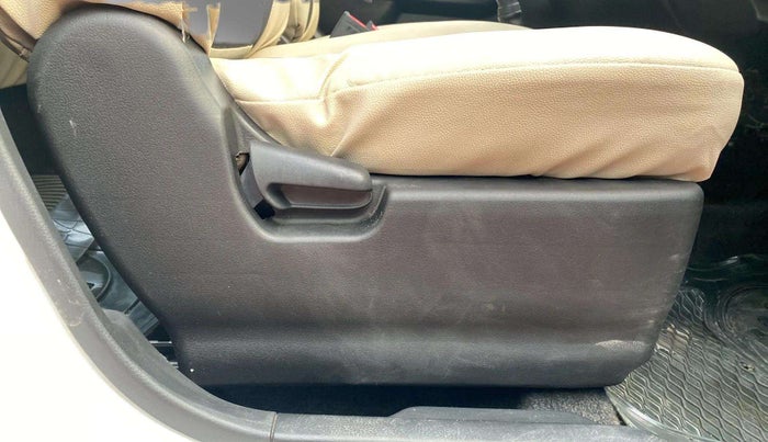 2018 Maruti Wagon R 1.0 VXI, Petrol, Manual, 32,472 km, Driver Side Adjustment Panel